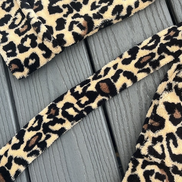 Cheetah Print Fuzzy Robe - Picture 4 of 7